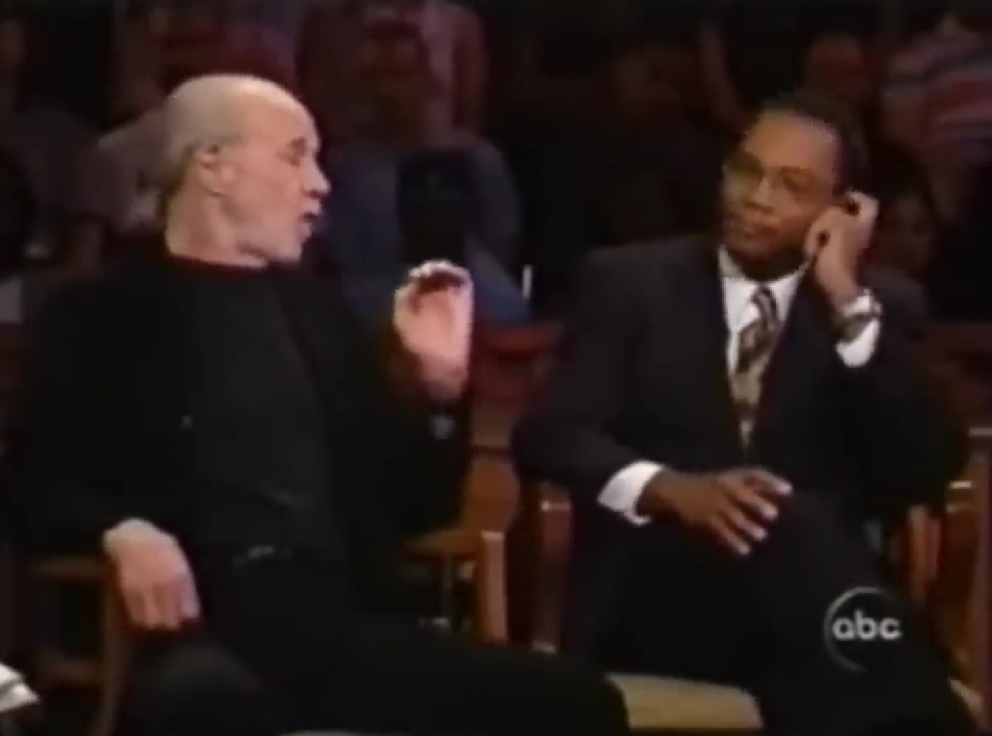 George Carlin (gauche) dans l'émission Politically Incorrect with Bill Maher, 16 mai 2001